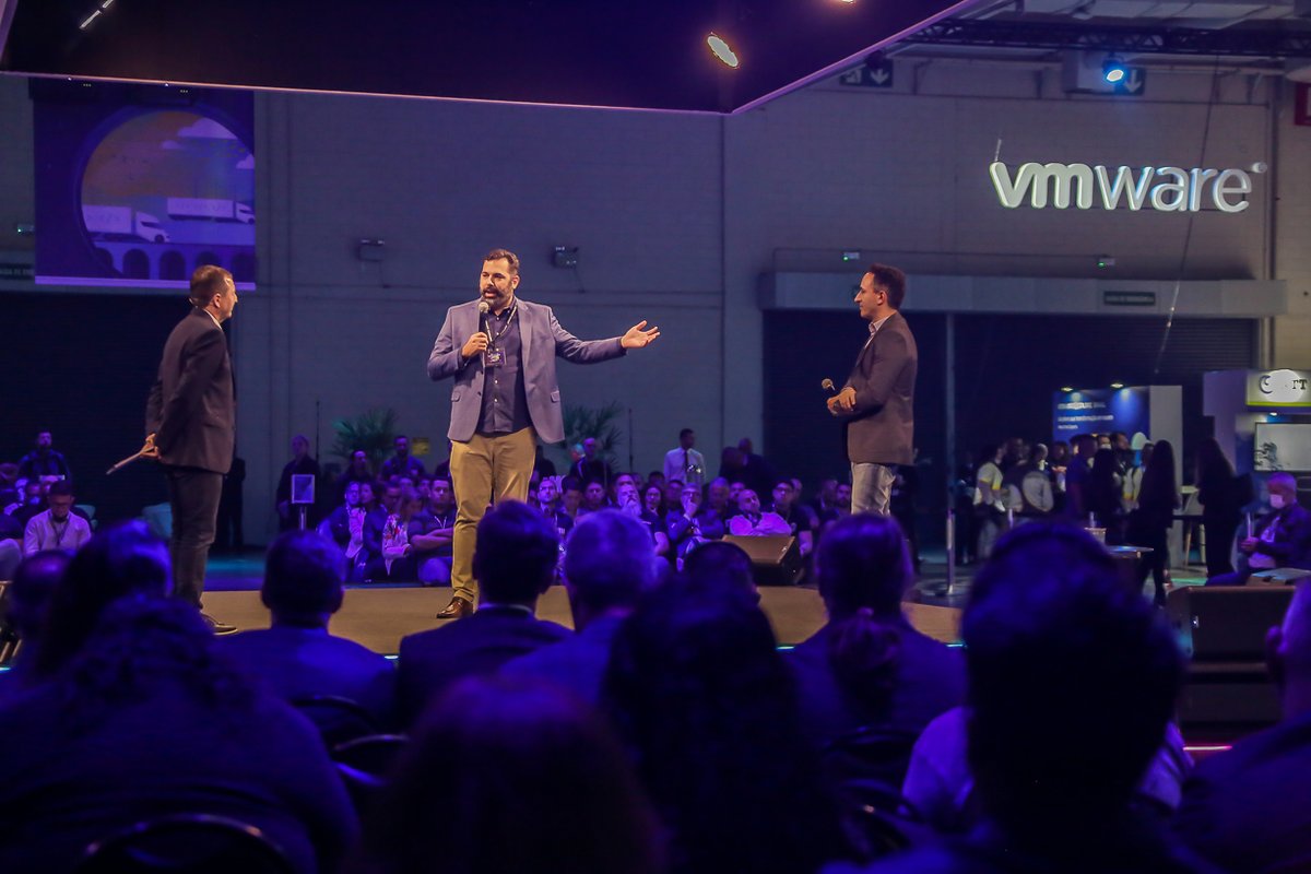 vmware_brazil's tweet photo. Painel de clientes durante o evento #VMwareExplore Brasil: Acelerando a jornada multi-cloud: o que ensinam os casos de sucesso. #TIM e #Oracle; #BancoModal e #AWS; #FastShop e #Microsoft; #LIQ e #Google; #Serpro https://t.co/Lnu9mK0wV3