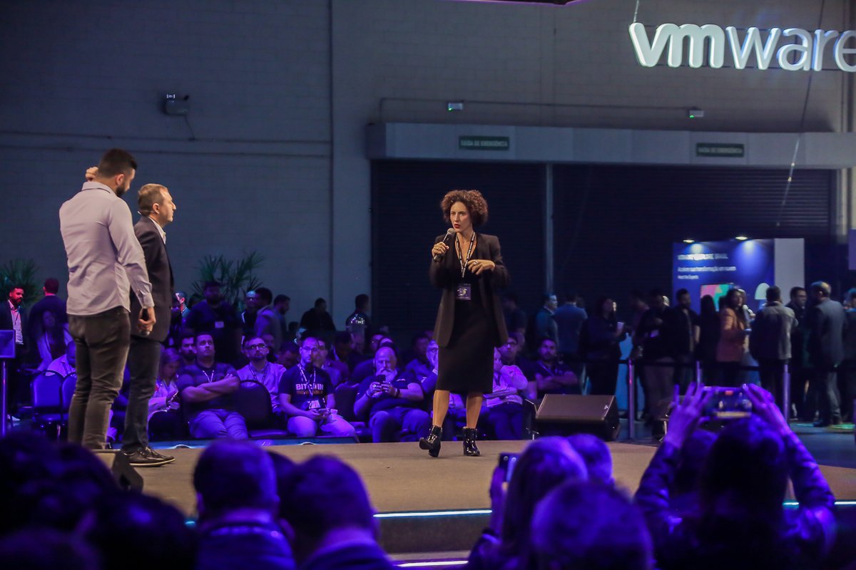 vmware_brazil's tweet photo. Painel de clientes durante o evento #VMwareExplore Brasil: Acelerando a jornada multi-cloud: o que ensinam os casos de sucesso. #TIM e #Oracle; #BancoModal e #AWS; #FastShop e #Microsoft; #LIQ e #Google; #Serpro https://t.co/Lnu9mK0wV3