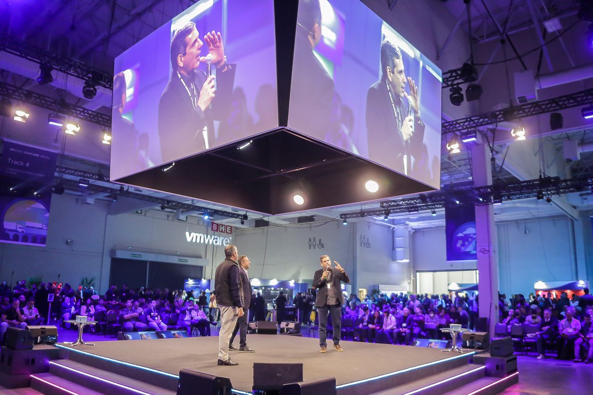 vmware_brazil's tweet photo. Painel de clientes durante o evento #VMwareExplore Brasil: Acelerando a jornada multi-cloud: o que ensinam os casos de sucesso. #TIM e #Oracle; #BancoModal e #AWS; #FastShop e #Microsoft; #LIQ e #Google; #Serpro https://t.co/Lnu9mK0wV3