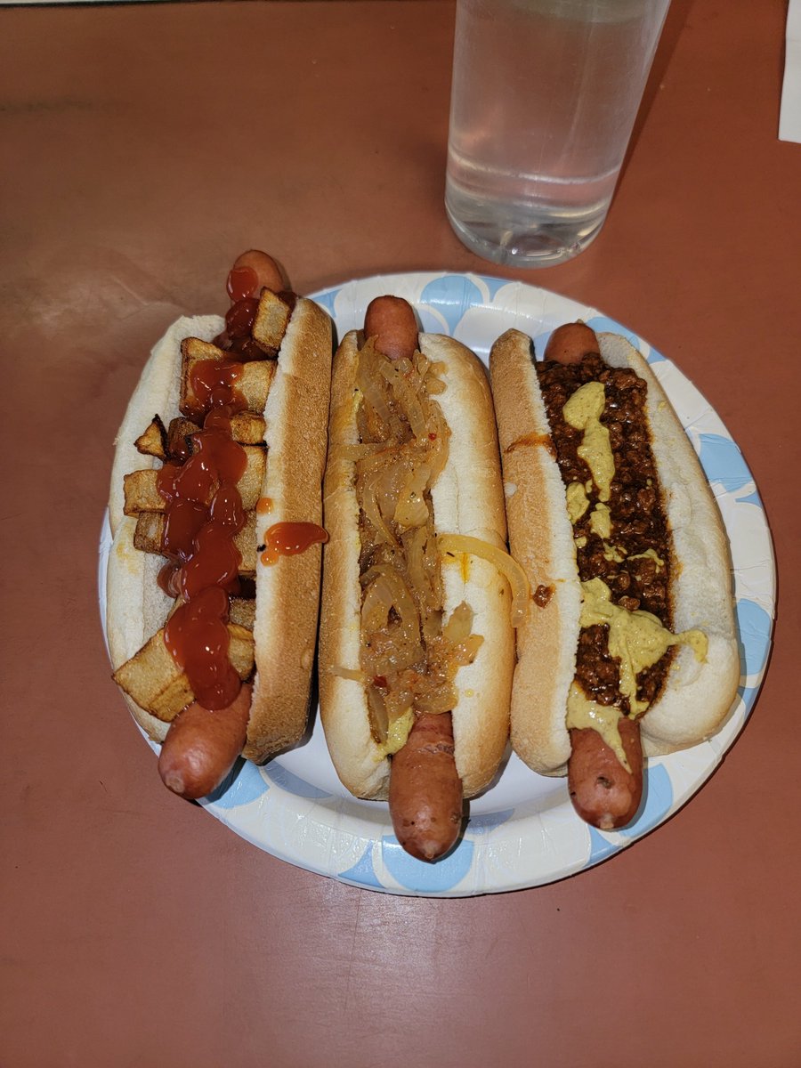DaninCarteret's tweet photo. It's been a while since I had some in Carteret and Gio was my influence to get them with his comments this morning. Now 122 Dirty Water Dogs (#sabrett only) for the season. 96 at @Yankees games and 26 at 2 spots in Carteret. @MLB https://t.co/Iq7ko3BTbp