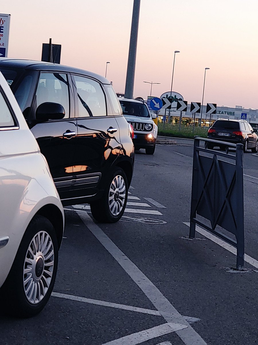 crschiavo's tweet photo. Percepivo il doppio disappunto di quella 500L: condiderata dal proprietario alla stregua di un qualsiasi motorino e lasciata sola a prendere i rimproveri di persone con il carrello costrette ad affrontare il traffico😥
#StaBeneRocco ... sta bene tutta la Rocca! https://t.co/D7nful1gZ0