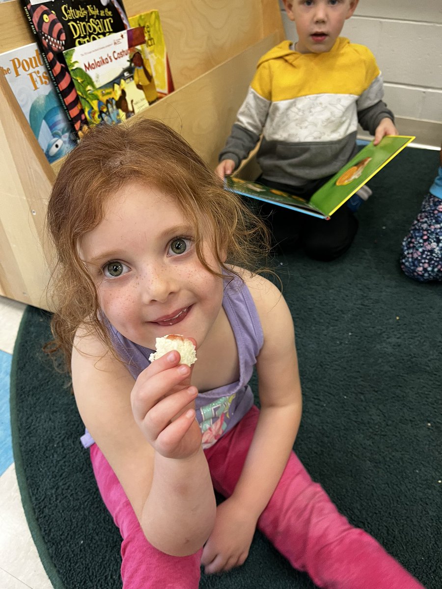 MvecP's tweet photo. We were so fortunate to get a treat of Bannock today from @Nettie101327 so we took this opportunity as a learning moment @RCMES_HRCE @HRCE_NS @nseducation https://t.co/5k58MXC05C