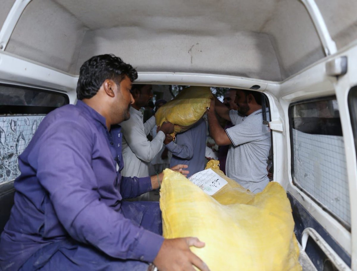 ZounrAsad's tweet photo. #UpdatePs63
(19/10/22)

On the instructions of Information &amp;  Minister Sindh @sharjeelinam inam Foundation distributed Ration bags in Rain effected peoples of #PS-63 .

@BBhuttoZardari
@BakhtawarBZ
@AseefaBZ
 @rawalsharjeel
@MediaCellPPP https://t.co/Ua0ApCQzMR