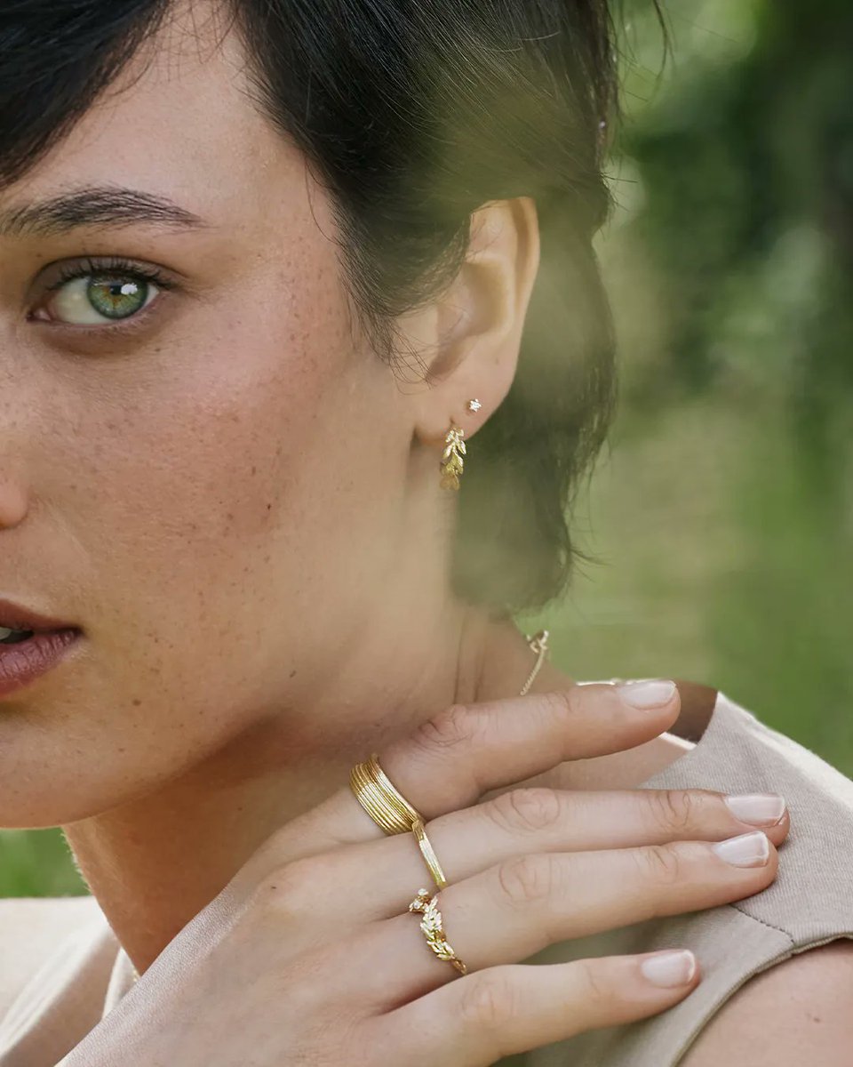 Get ready to take an Autumnal stroll through the fields of rural England with our latest Fine Jewellery collection, coming soon...
Launching 21st October, sign up to The Hive via the link in bio to be the first to hear✨

bit.ly/3gfohmx