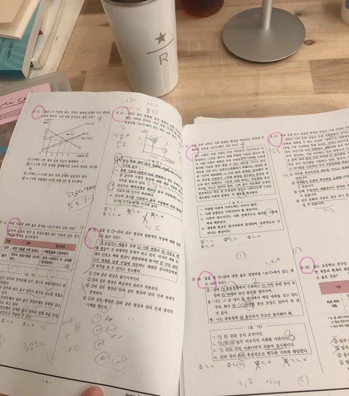 nymphjichu's tweet photo. ୨ৎ | thread de como eu consegui aumentar 20 acertos tanto em natureza quanto em mat no enem 
#studytwt #studytwtbr https://t.co/D8mmmuEErc