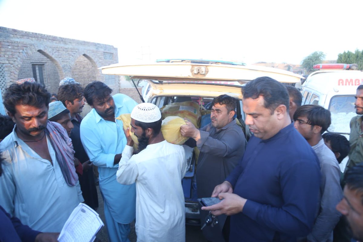 ZounrAsad's tweet photo. #UpdatePs63
(19/10/22)

On the instructions of Information &amp;  Minister Sindh @sharjeelinam inam Foundation distributed Ration bags in Rain effected peoples of #PS-63 #UC73 villages including Village Umer Panhwer
@BBhuttoZardari
@BakhtawarBZ
@AseefaBZ
 @rawalsharjeel
@MediaCellPPP https://t.co/EN9HSUoav6