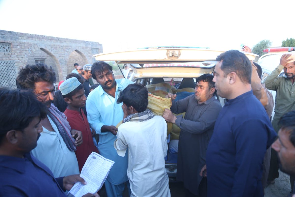 ZounrAsad's tweet photo. #UpdatePs63
(19/10/22)

On the instructions of Information &amp;  Minister Sindh @sharjeelinam inam Foundation distributed Ration bags in Rain effected peoples of #PS-63 #UC73 villages including Village Umer Panhwer
@BBhuttoZardari
@BakhtawarBZ
@AseefaBZ
 @rawalsharjeel
@MediaCellPPP https://t.co/EN9HSUoav6