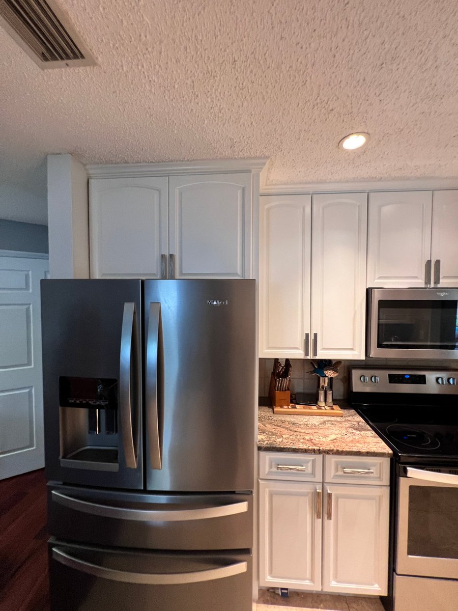 CabinetPaint's tweet photo. As the temps cool off and leaves start to fall, maybe it's time you "turn over a new leaf" in your kitchen with the #cabinetpaintingco? Check out this recent client in #palmharbor and their #beforeandafter that features #sherwinwilliams #greekvilla. Such a lovely transformation! https://t.co/FoFQuQCjtz
