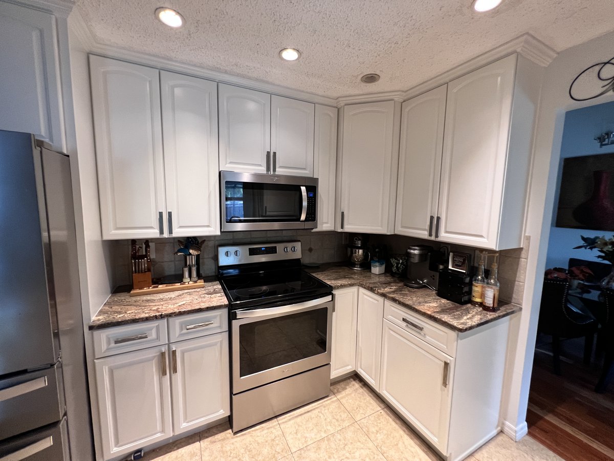 CabinetPaint's tweet photo. As the temps cool off and leaves start to fall, maybe it's time you "turn over a new leaf" in your kitchen with the #cabinetpaintingco? Check out this recent client in #palmharbor and their #beforeandafter that features #sherwinwilliams #greekvilla. Such a lovely transformation! https://t.co/FoFQuQCjtz
