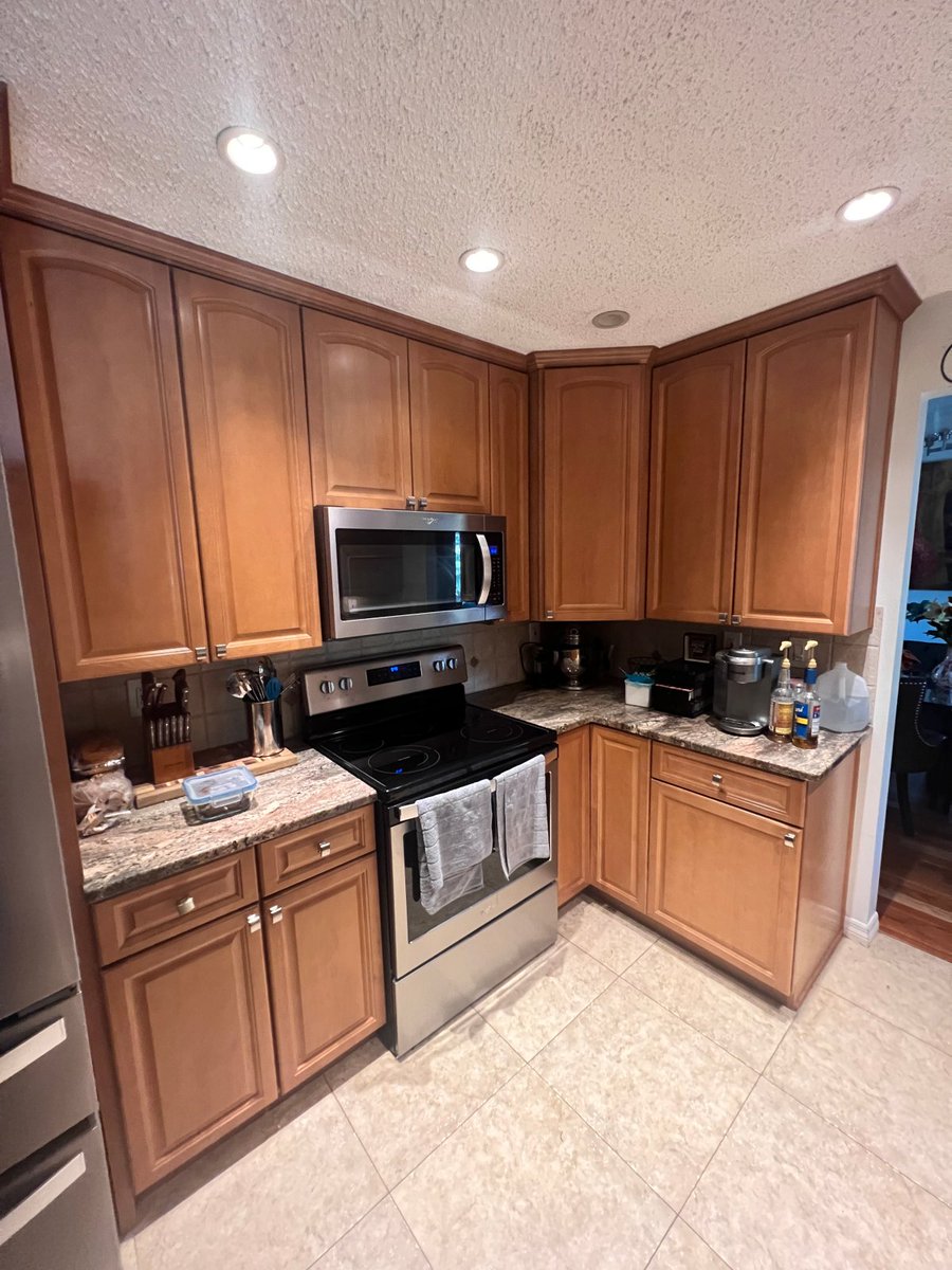 CabinetPaint's tweet photo. As the temps cool off and leaves start to fall, maybe it's time you "turn over a new leaf" in your kitchen with the #cabinetpaintingco? Check out this recent client in #palmharbor and their #beforeandafter that features #sherwinwilliams #greekvilla. Such a lovely transformation! https://t.co/FoFQuQCjtz