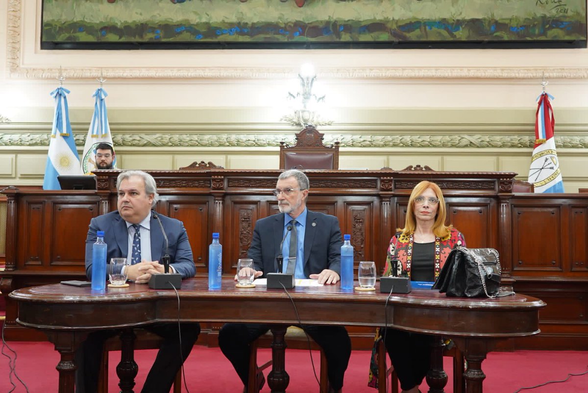 BetinaFlorito's tweet photo. En el recinto de la @CamaraDipSF , el Ministro de Seguridad Rimoldi y la secretaria Ana Morel, una verdadera #VERGÜENZA que no puedan responder sobre los gastos de los recursos de los santafesinos en la aplicación de la  Ley de Emergencias en #Seguridad. https://t.co/UnAJeOW0MG