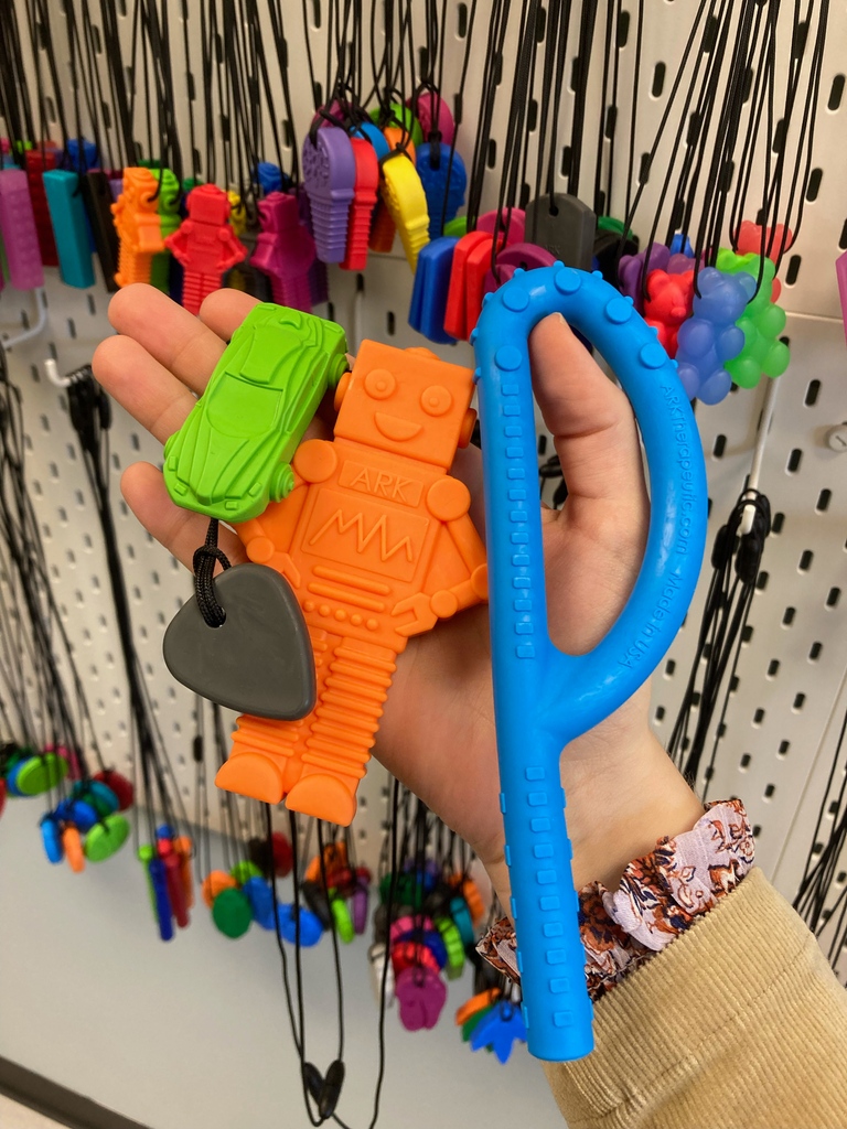 🏎 Buckle up--there's four new ARK chewies coming at you full speed ahead! Check out all the specs here: bit.ly/3ScPFPl 🏁

#sensorychew #stimming #robot #racecar #guitarpick