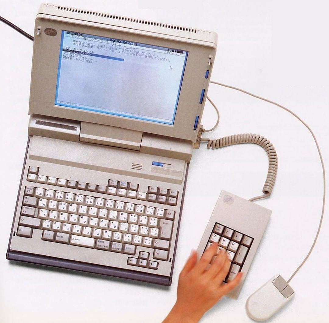 IBM PS 5535-S (1990).⁠ IBMs first notebook with a color display.