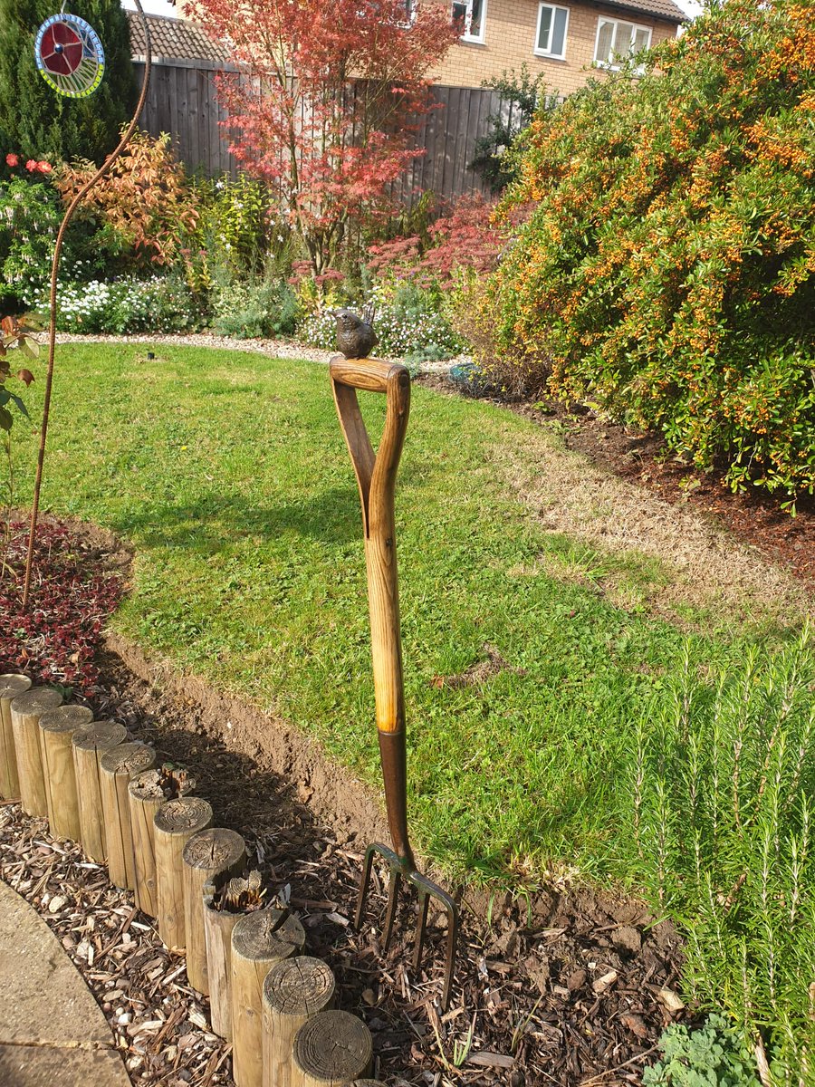 nigel_pleass's tweet photo. What better than to buy your Mrs a garden fork for her birthday. Useful and artistic 🤣 #thanksbarney https://t.co/5tab7CPCyz