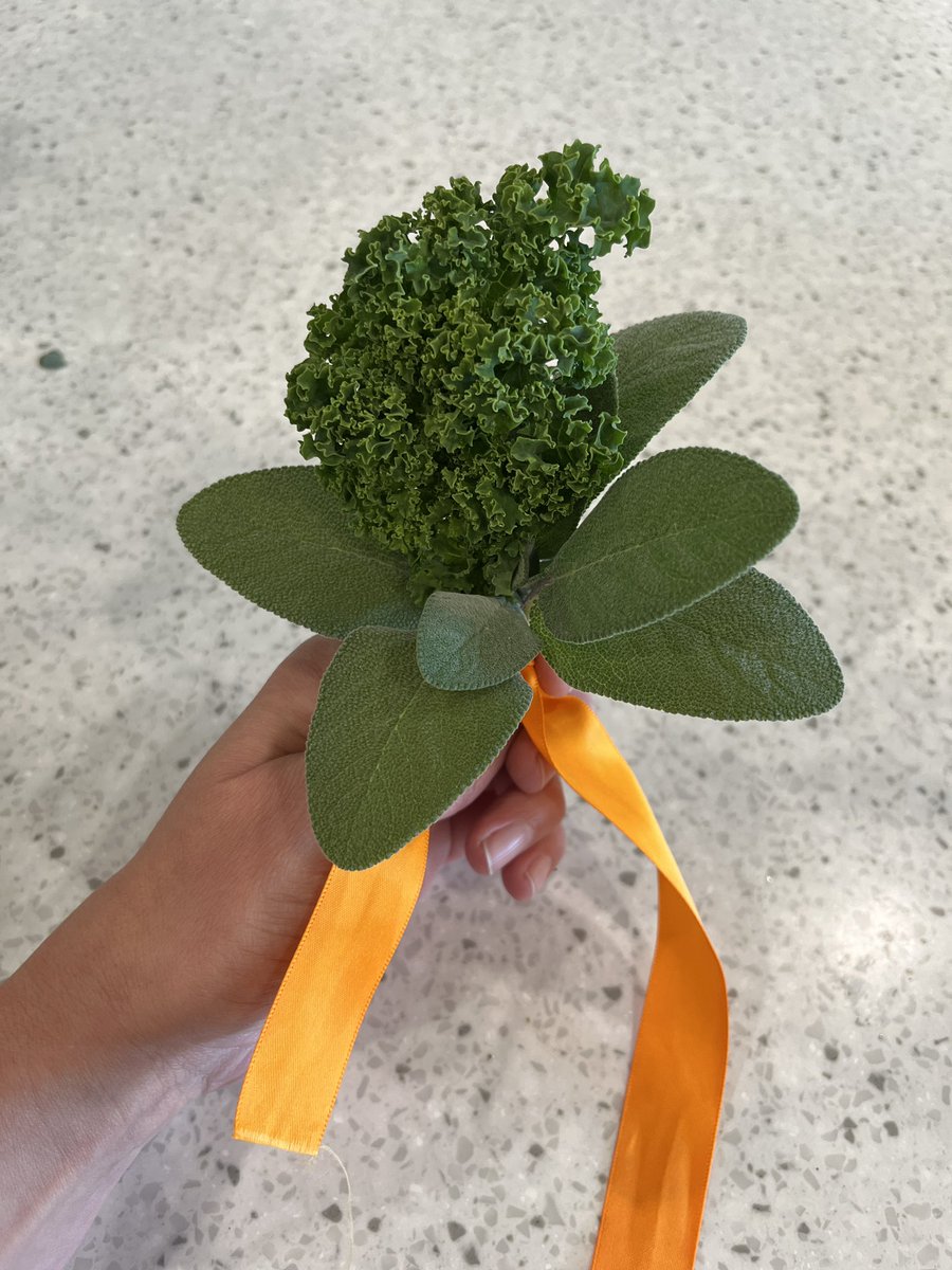 A chilly & crisp fall recess in the #7Bgarden - harvesting veggies and making unique bouquets …kale & sage posy, anyone??  🍅🥬🫑🌶🍆🌾 #weare7b #growyourown @SevenBridgesMS