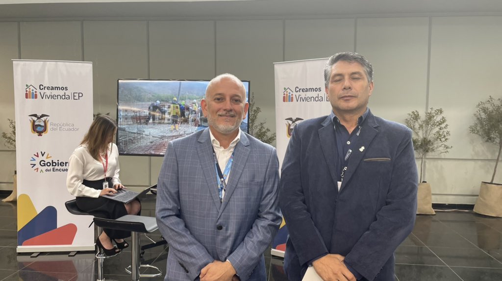 desarrollourbep's tweet photo. #EncontrémonosPorElHábitat2022! 

Julio Vásquez @vasquezchicho14, gerente general @CreamosVivienda,  junto a la empresa privada participan en el evento que permite generar acuerdos para el desarrollo de los nuevos proyectos de vivienda integrales, resilientes y seguros. https://t.co/D4Qi5iEMOT
