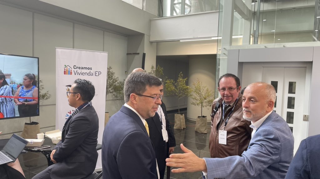 desarrollourbep's tweet photo. #EncontrémonosPorElHábitat2022! 

Julio Vásquez @vasquezchicho14, gerente general @CreamosVivienda,  junto a la empresa privada participan en el evento que permite generar acuerdos para el desarrollo de los nuevos proyectos de vivienda integrales, resilientes y seguros. https://t.co/D4Qi5iEMOT