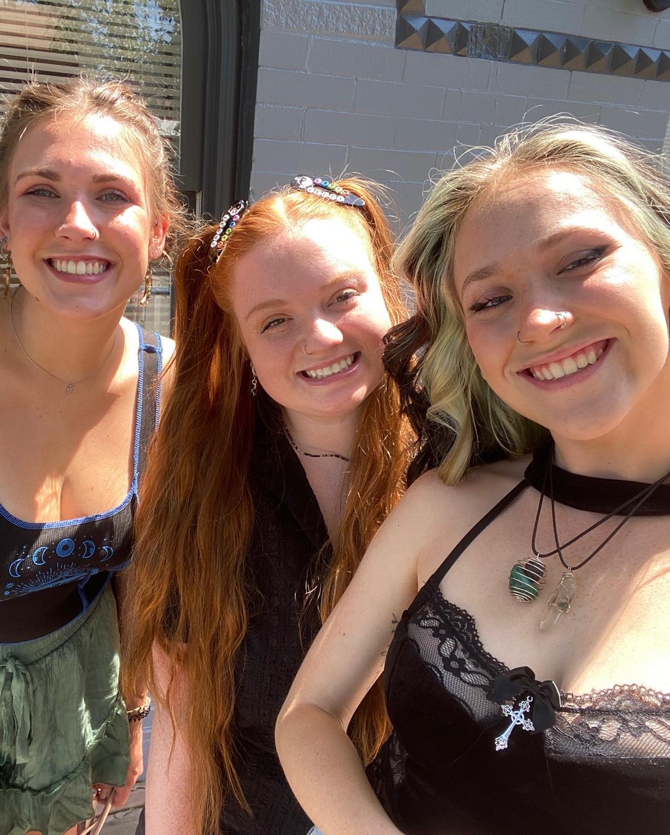 emilyyyysuzanne's tweet photo. love my life, love my friends https://t.co/t5qSjU7WSp