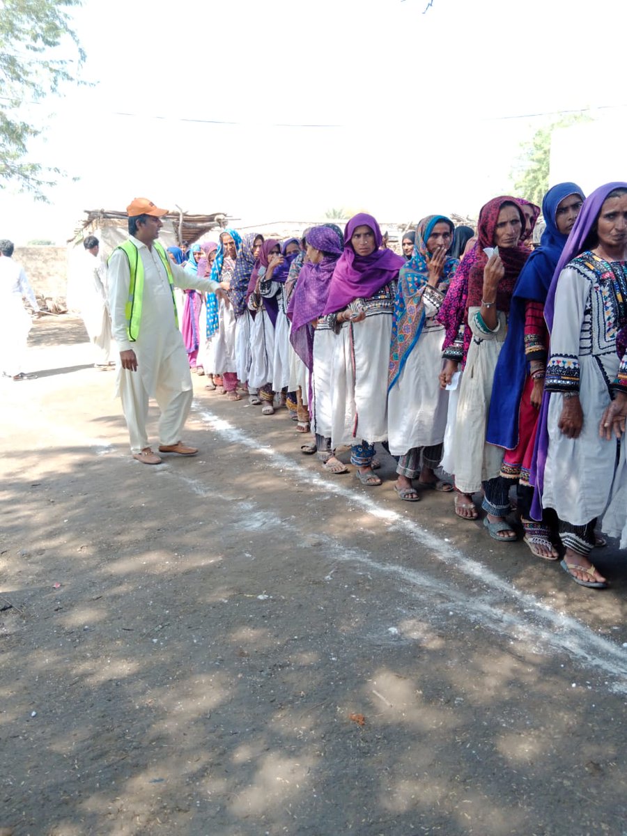 monalfoundation's tweet photo. The Monal Foundation in collaboration with @Rizq_Sharefood , @SRSO_Official and @globalmedicdmgf distributed ORS sachets to flood-affected communities in Sindh to help prevent dehydration since safe and clean drinking water is still not easily available. https://t.co/EIcewzVesB