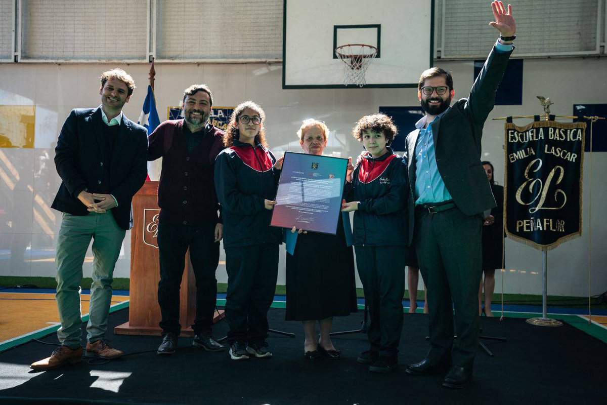 Archivo20222026's tweet photo. La Escuela Emilia Lascar fue reconocida como la mejor escuela en la Categoría de Innovación por el @BestSchoolPrize. El Presidente @gabrielboric participó de la celebración junto a @eligeeducar para felicitarlos por su proyecto Emilia TV. ¡Son referentes mundiales y un orgullo!👏 https://t.co/852p0VzfJP