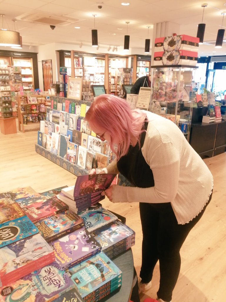 kelduckhouse's tweet photo. Signing #TheBonesofMe @waterstoneshit1 @FlyingEyeBooks #flyingeyebooks #bookstagram #poetry #poetryofinstagram #ukya #yabooks #yabookstagram #newyabooks #ukyabooks https://t.co/fZ9Sl1ODby