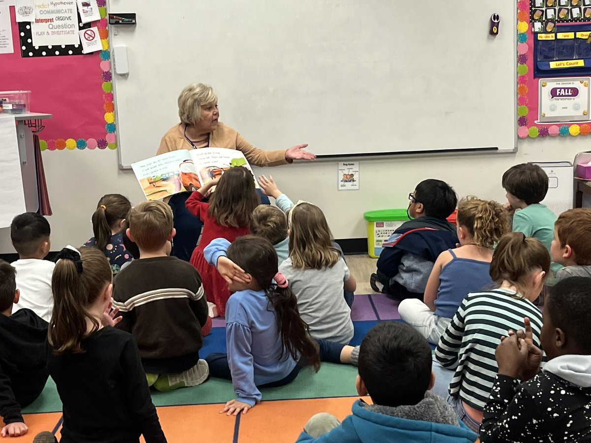 TashaJAnthony's tweet photo. Decodable reading and making predictions with Ms. Foster today. @joanwfoster 💚#firstgradereaders https://t.co/csWbL0ZKKC