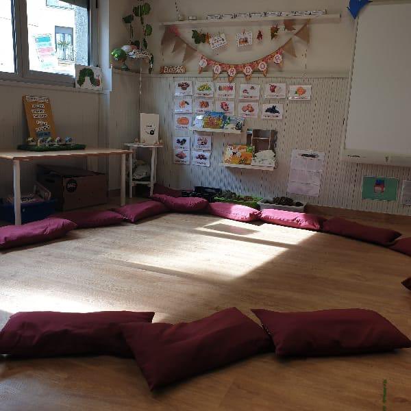 📌Aquest inici de curs, la nostra associació <a href="/AMPAVdrnaRipoll/">AMPA Vedruna Ripoll</a> ha donat un centenar de coixins a l’escola.☝🏻Els han repartit als alumnes d’infantil, primària i secundària 👨‍👨‍👧‍👦 per fer-ne ús mentre són al centre 🚸.