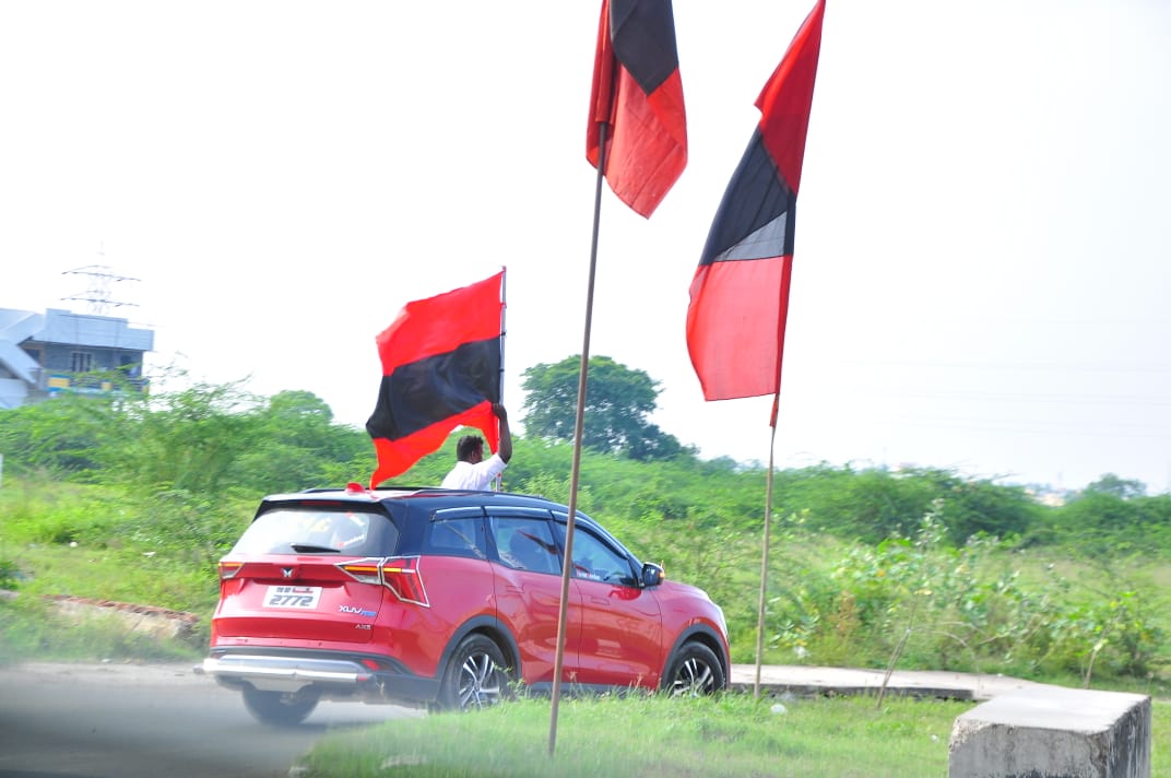 duraivaikooffl's tweet photo. தமிழகமெங்கும் பல இடங்களில் நான் பேசிவருவது போல, நம் தலைவர் வைகோ அவர்கள் ஏந்திய இலட்சிய சுடர்  நூற்றாண்டுகளைக் கடந்தும் ஒளி வீசிக்கொண்டே இருக்கும் என்பதற்கு சாட்சியம் தான், நம் கழகத்தின் 'கொடி காத்த குமரன்' தம்பி முருகன் தன் கையில் கம்பீரமாக ஏந்தி பட்டொளி வீசி பறக்கவிட்ட கழக கொடி https://t.co/xP33zx6rDe