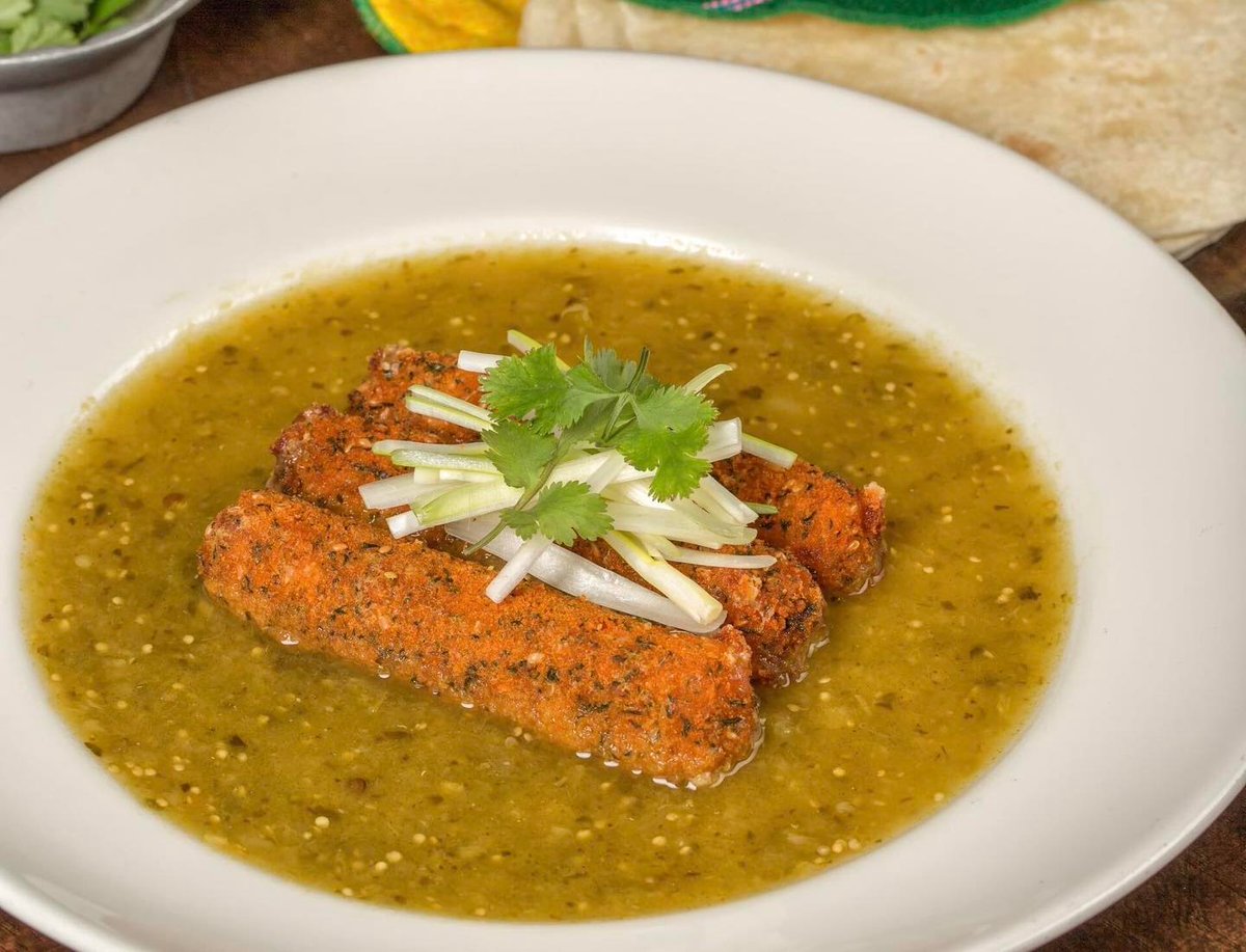 Sobre un espejo de salsa de tomatillo verde, reposa el exquisito Queso Frito, cuatro varitas de queso empanadas y fritas. Una deliciosa entrada para compartir. ¡Buen provecho!
#delicioso #foodie #foodies #foodporn #comidamexicana #cocinamexicana #queso