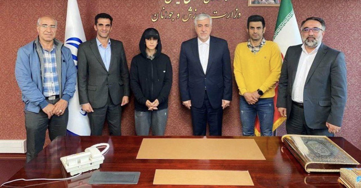 Elnaz Rekabi ist einfach unglaublich. Sie musste heute zum „Gespräch“ zum iranischen Sportminister und hat statt eines Kopftuchs die schwarze Kappe und den Hoodie getragen, mit dem sie aus Seoul zurückgekehrt ist. 19. Oktober. #IranProtests2022 #IranRevolution