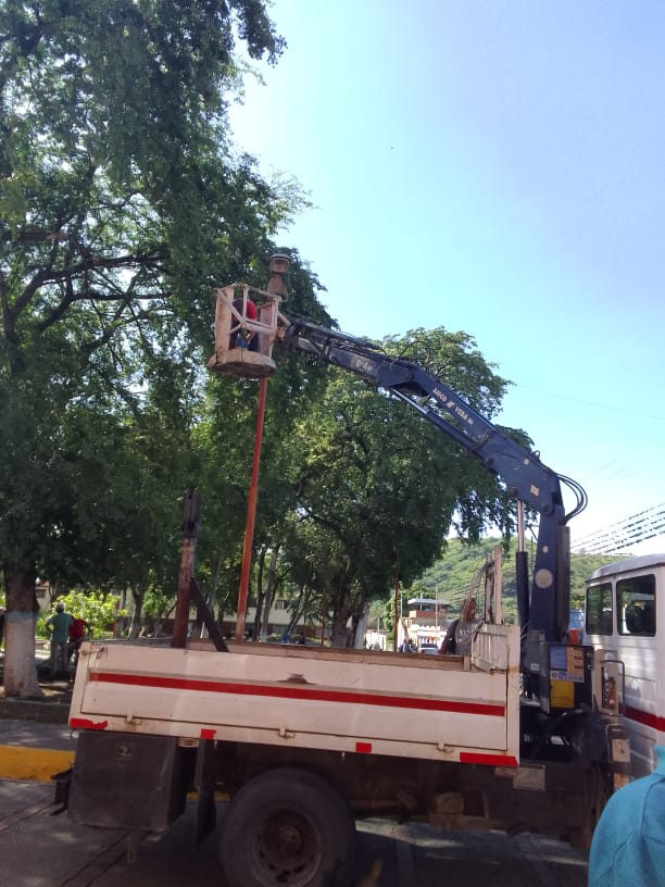 Enmarcado en el Plan “Bolívar Se Ilumina”, la Alcaldesa <a href="/LolimarPSUV/">Lolimar Montilla</a> continúa con adecuación de la iluminaria en la Plaza Bolívar de San Mateo, gracias  al Presidente <a href="/NicolasMaduro/">Nicolás Maduro</a> y la gobernadora <a href="/Soykarinacarpio/">Karina Carpio</a> 

#PuebloUnidoYActivo
