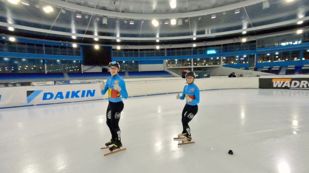 Stijn en Hanne.
Hij: kleine broer.
Zij: grote zus, goed voor brons tijdens #Beijing2022.
Dit zijn onze beste shorttrackers die tot 55 km/u rondjes malen op twee kromme messen.
Zondag in #Sportweekend reportage over hun nieuwe olympische queeste.
#MilanoCortina2026
🎥 @NormanBaert