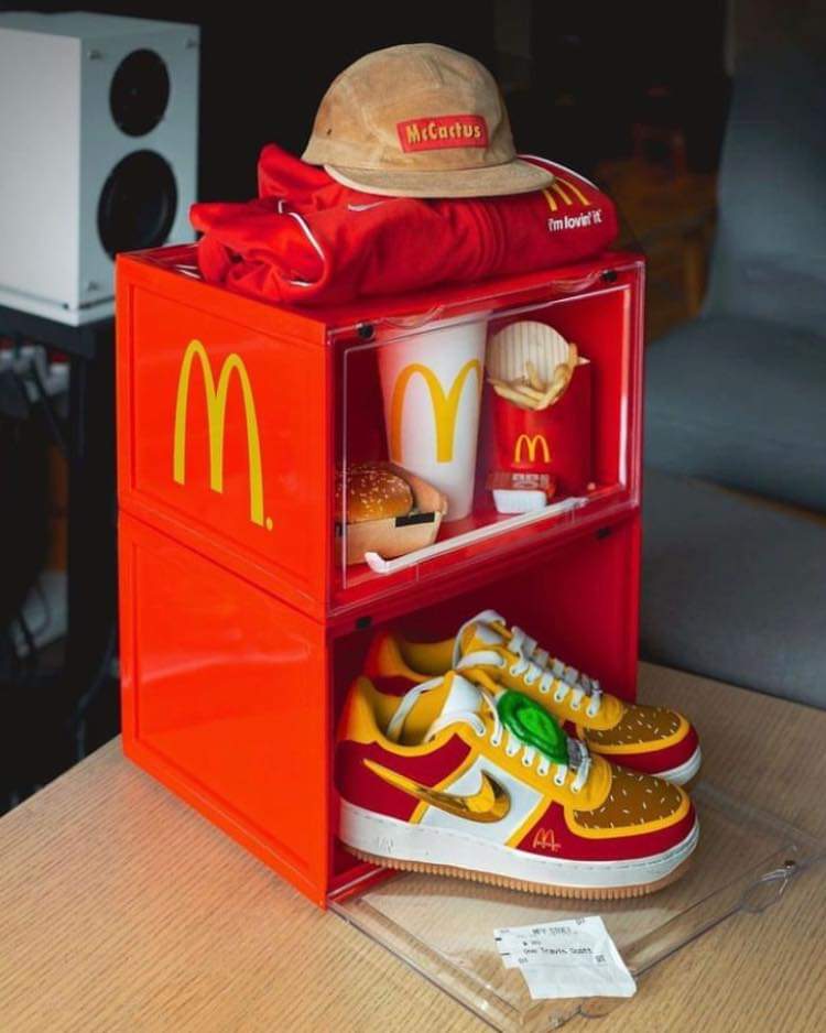 orbital_digital's tweet photo. Travis Scott x McDonald's
El rapero Travis, Nike y McDonald's colaboran para armar este set impresionante denominado #McCactus 🌵🍔🍟 https://t.co/OC8vdsVppV