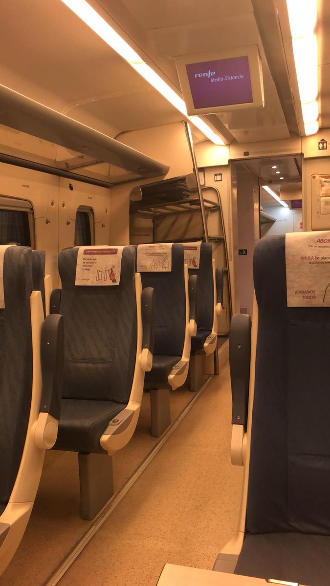 javiserco's tweet photo. Tren completo. Y así cada día este año. 
No tenéis vergüenza. 
@Renfe https://t.co/eDpAmllNOE