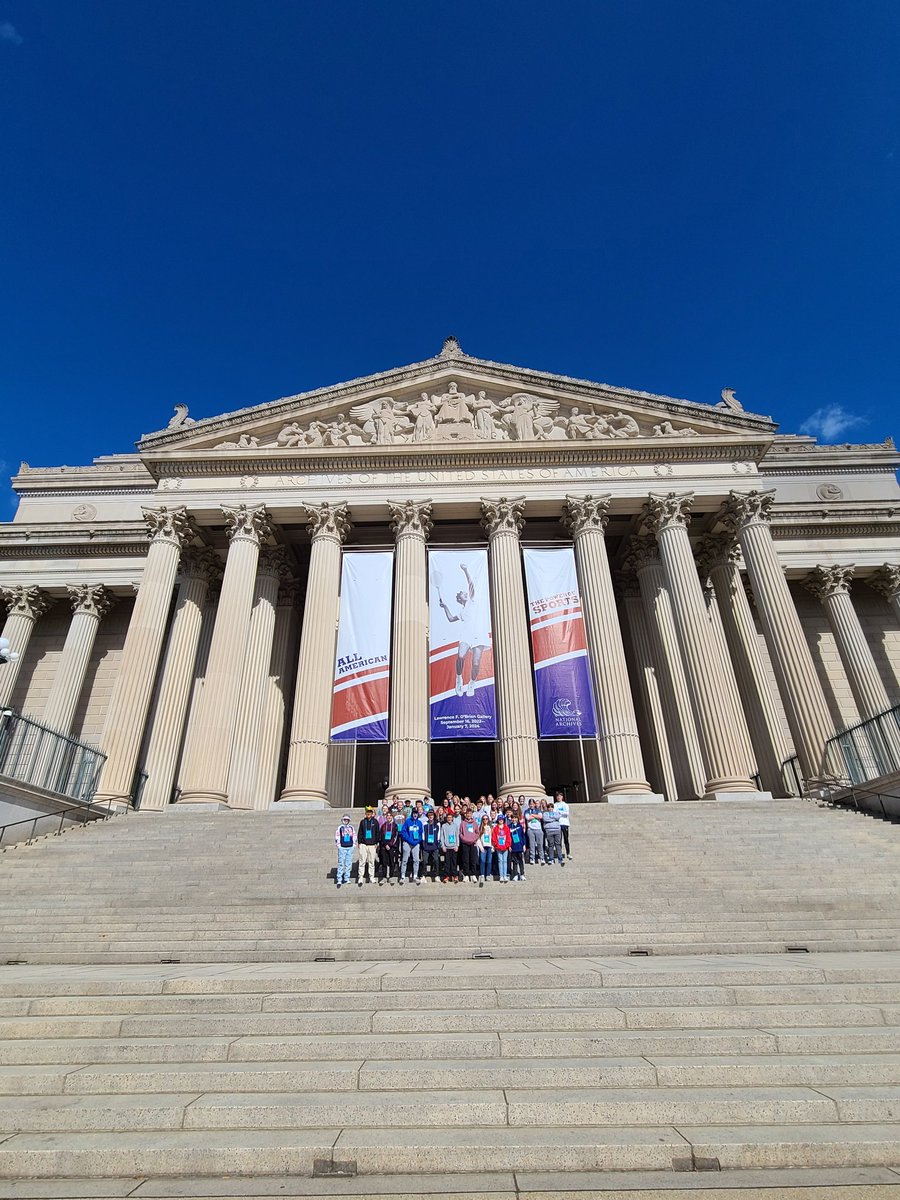 BunsoldMiddle's tweet photo. Bus 1 at the National Archives. https://t.co/dG0wu7hQSn