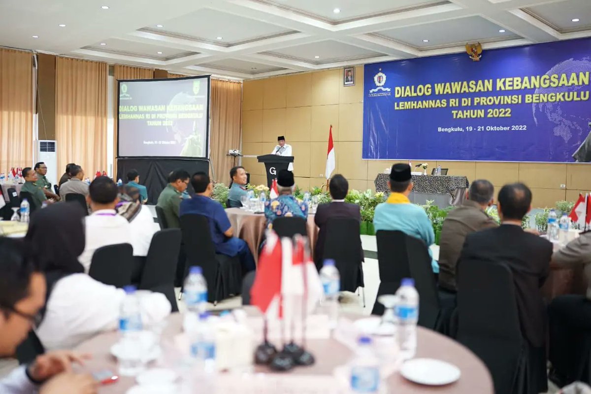 rosjonsyah64's tweet photo. Dialog Wawasan Kebangsaan Lemhannas RI di Ruang Ballroom Hotel Grage  Bengkulu, Rabu (19/10/2022).

Atas nama Pemerintah Provinsi (Pemprov) memberikan apresiasi yang setinggi-tingginya atas dialog terselenggaranya wawasan kebangsaan yang diadakan Lemhanas RI ini. https://t.co/fvQjxw3zuW