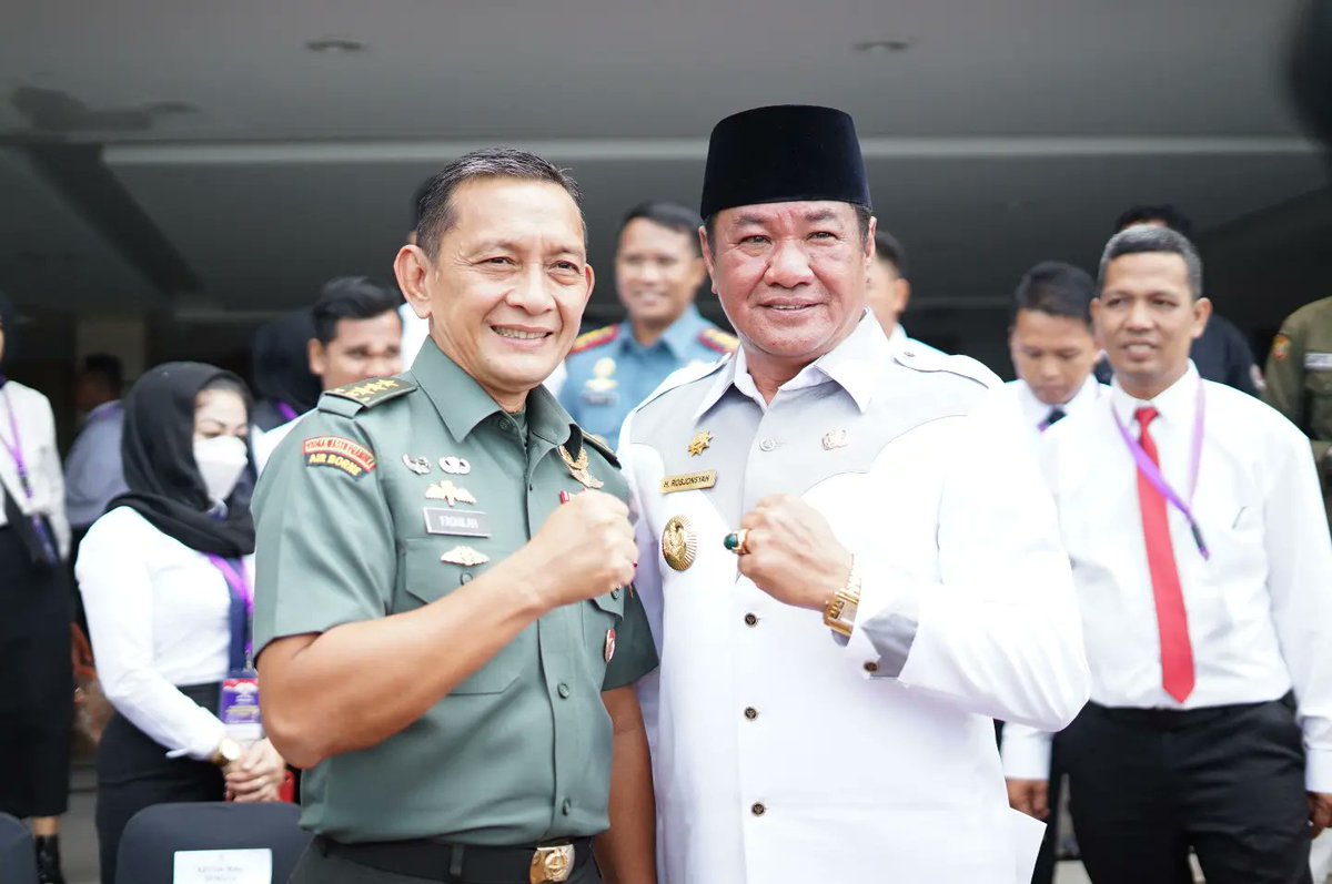 rosjonsyah64's tweet photo. Dialog Wawasan Kebangsaan Lemhannas RI di Ruang Ballroom Hotel Grage  Bengkulu, Rabu (19/10/2022).

Atas nama Pemerintah Provinsi (Pemprov) memberikan apresiasi yang setinggi-tingginya atas dialog terselenggaranya wawasan kebangsaan yang diadakan Lemhanas RI ini. https://t.co/fvQjxw3zuW