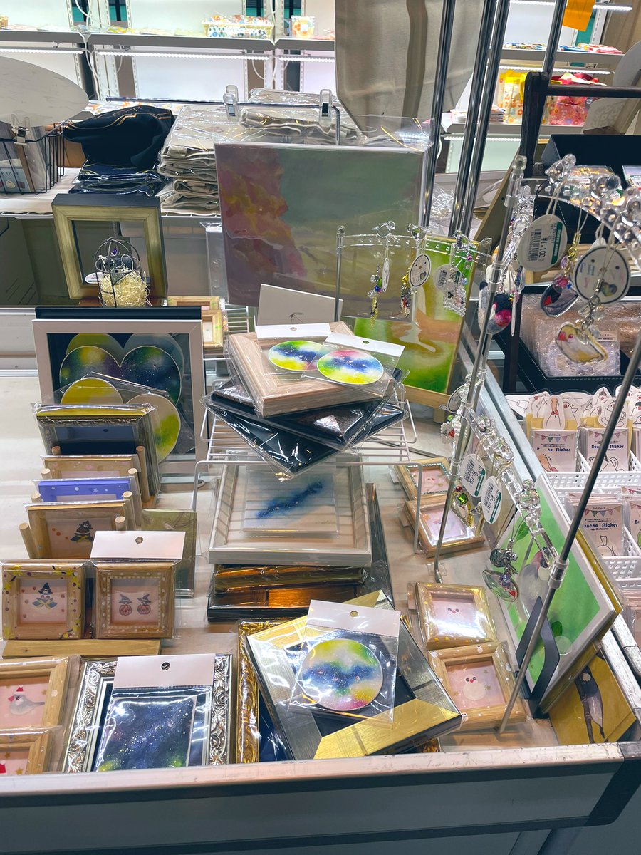 nigiritai's tweet photo. 私のブースはこんな風になりました⭐︎
奥の隠し絵も販売しています
ギチギチですので見辛いです(⌒▽⌒)
是非お手に取って文鳥達をみつけて下さいませ✨💪
にぎり隊 aiai
#文鳥まつり
#文鳥まつり14
#てにしあわせ
#横浜モアーズ
#10月24日は文鳥の日
#hiddenpicture https://t.co/nWhibkL2bS