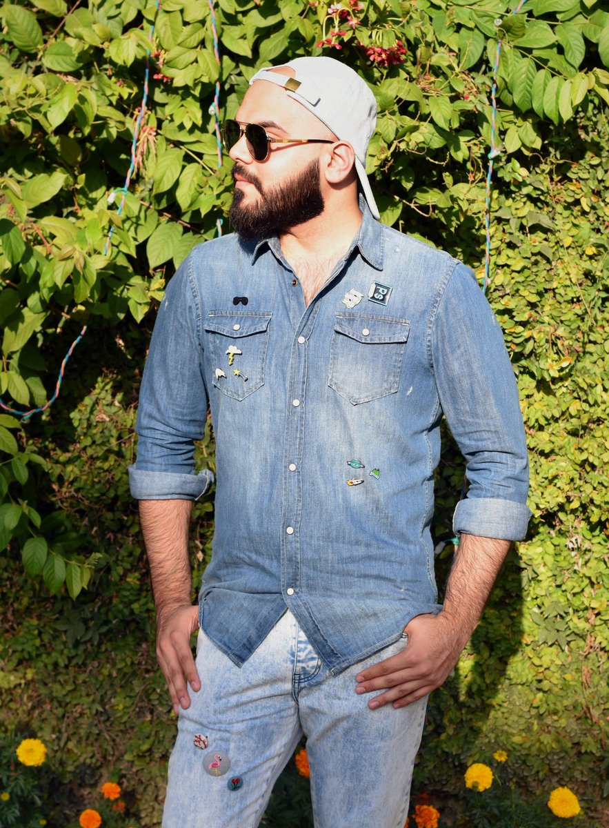 saadurk's tweet photo. Trippin! 💎
#outdoor #fulllook #denim #denimshirt #denimlook #funky #funkylook #cool #blue #badges #badgefashion #sunglasses #cap #pcap #beard #bearded #beardedmen #mensfashion #menstyle #menlook #mendressing #mendressingideas #ootd #ootdfashion https://t.co/7P0KpDE8sJ
