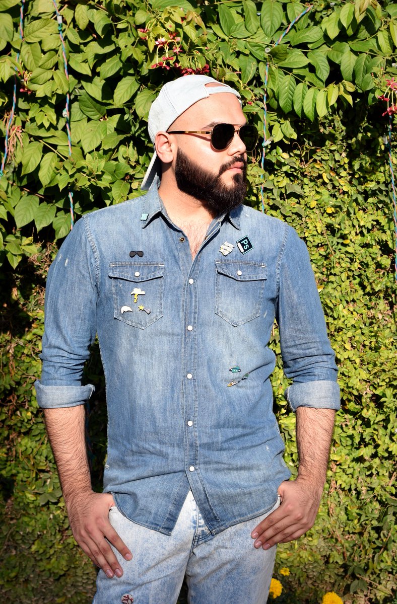 saadurk's tweet photo. Trippin! 💎
#outdoor #fulllook #denim #denimshirt #denimlook #funky #funkylook #cool #blue #badges #badgefashion #sunglasses #cap #pcap #beard #bearded #beardedmen #mensfashion #menstyle #menlook #mendressing #mendressingideas #ootd #ootdfashion https://t.co/7P0KpDE8sJ