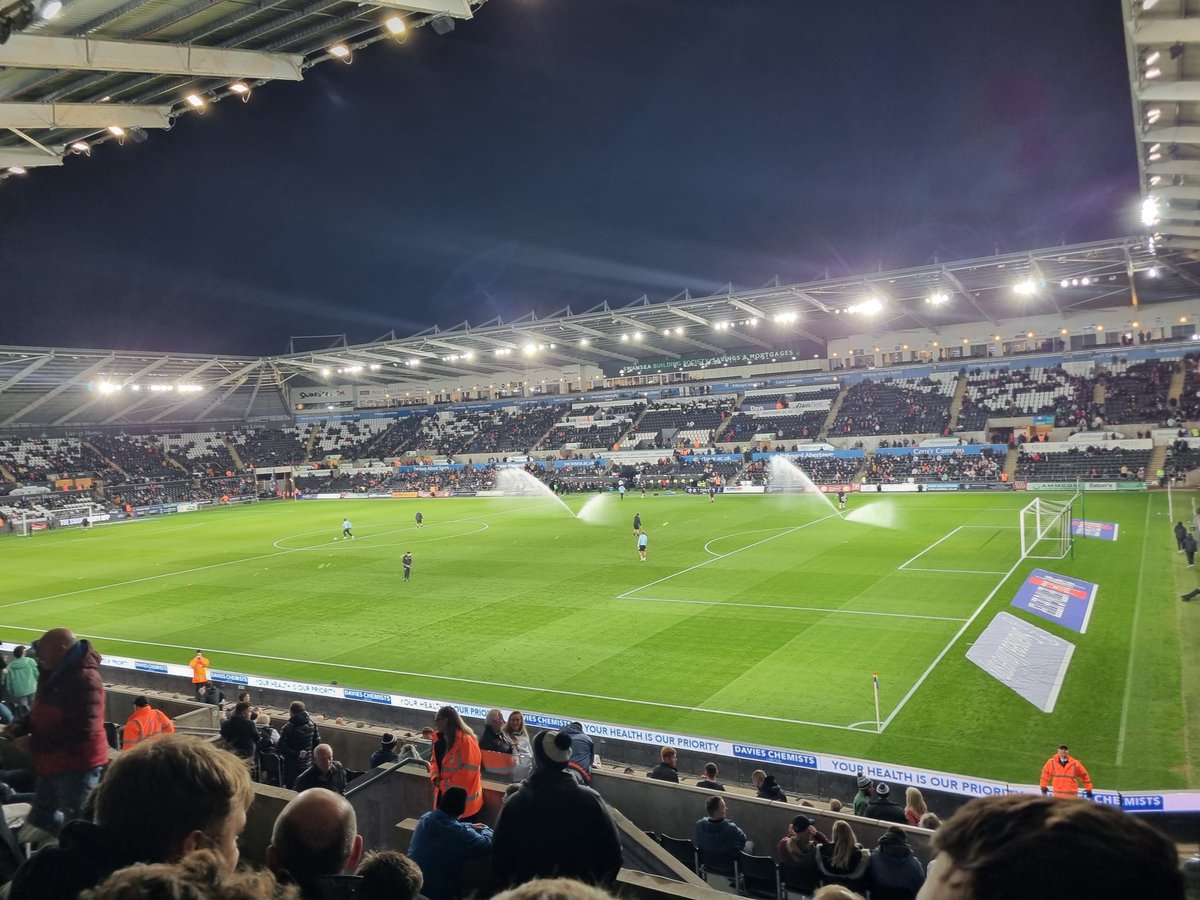 RaraSaunders's tweet photo. Swansea Vs Reading last night https://t.co/w9vLeAEJHD