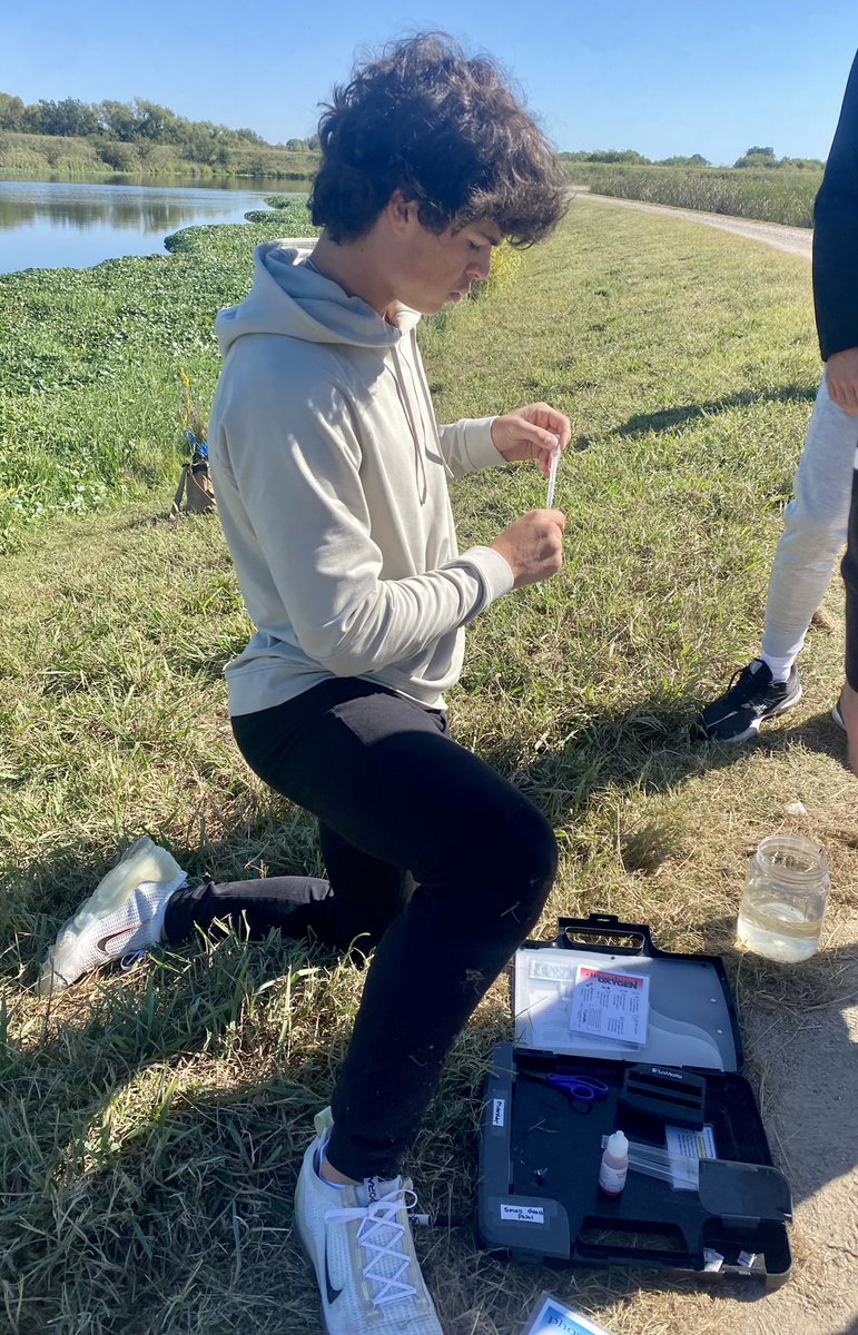 LittlejohnAPES's tweet photo. Check out the mama wolf spider we caught on our wetland field trip today! She has babies on her back. @FHSRaccoons #FHSraccoons @wetlandcenter https://t.co/4eYwv0zGEj
