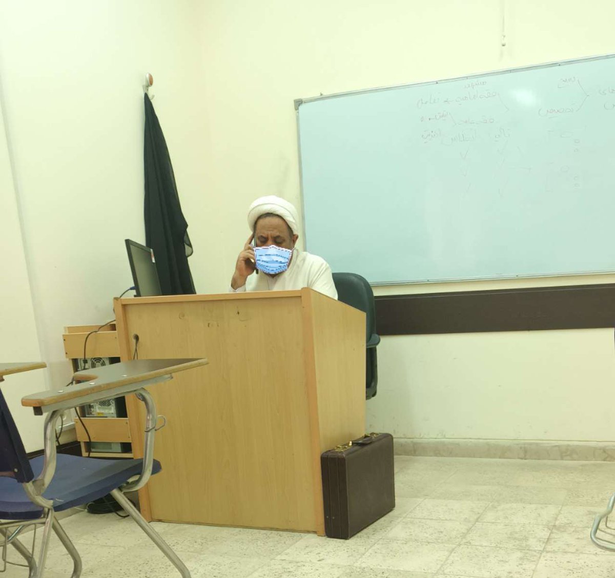 aghamortteza's tweet photo. تیتر فعلا این باشه حضور نیروی لباس شخصی در کلاس دانشگاه 
#امپراتوری_دروغ https://t.co/bsKF1x1Sda
