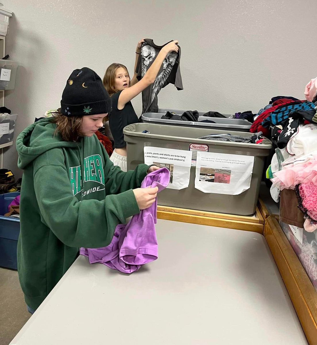 Owatonna761's tweet photo. Owatonna High School REACH (Relationships, Education, Accountability, Character, and Hard Work) students are doing weekly outREACH work at Community Pathways. Giving their time for the greater good! 💙 #OwatonnaProud https://t.co/xWUsho4orX