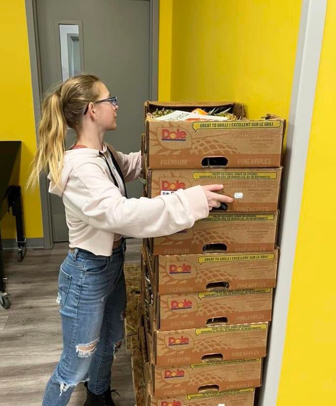 Owatonna761's tweet photo. Owatonna High School REACH (Relationships, Education, Accountability, Character, and Hard Work) students are doing weekly outREACH work at Community Pathways. Giving their time for the greater good! 💙 #OwatonnaProud https://t.co/xWUsho4orX