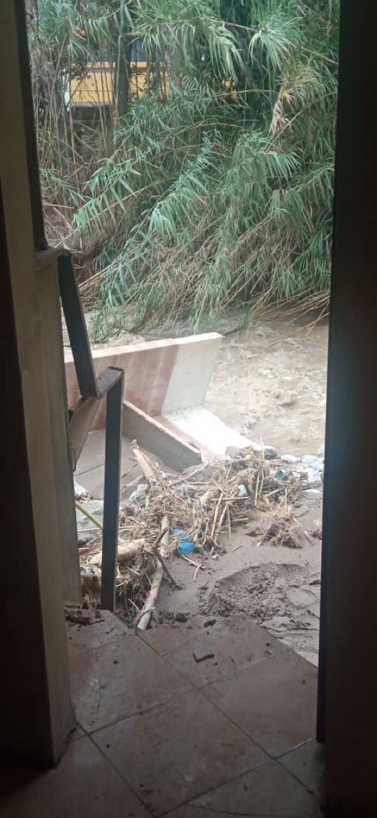 RCR750's tweet photo. #EsNoticia locales  y casas afectadas  en las inmediaciones de La #Pedregosa Sur (frente La Horqueta).  Vía @leoperiodista https://t.co/N4l7wyACUo