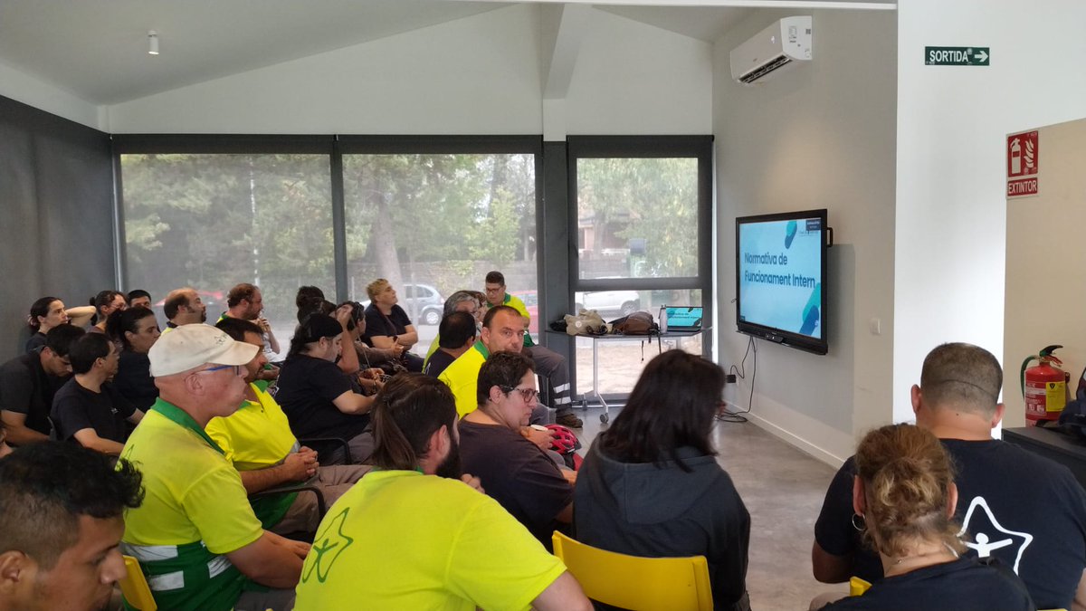 Vivelloc's tweet photo. 🧑🏫Avui, jornada de formació interna.
📍L'Area Social ha impartit una formació vinculada a la Normativa Interna de funcionament.
👉Les formacions i trobades internes ens permeten compartir, millorar i avançar.
#FormacioInterna #40AnysDeViver #viver40 #capacesdeMOLT https://t.co/D2ZYygQ21M