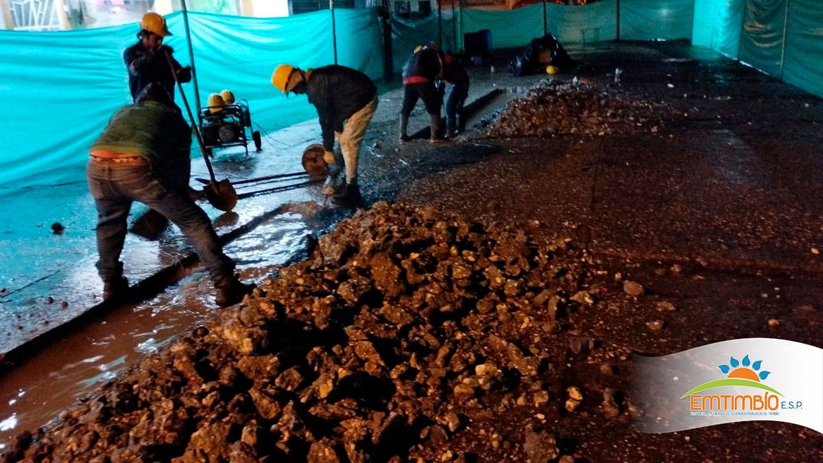 emtimbio's tweet photo. #planmaestrodealcantarillado | Obra cra. 20 entre clls. 17 y 18 | ayer se inició el trabajo con las dos cuadrillas de personal desde las 6:00 a.m. a 10:00 p.m. se realizaron 40 metros lineales de corte de pavimento y 13.44 metros cuadros de demolición de pavimento rígido. https://t.co/TQr9ZNd9gv
