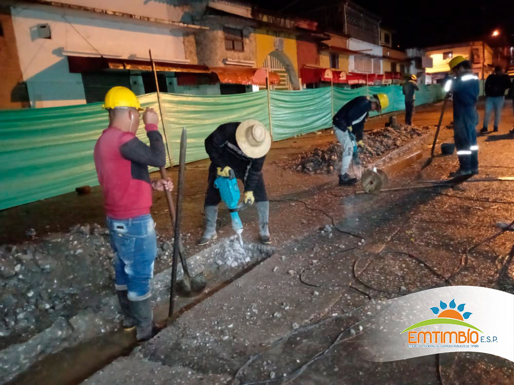 emtimbio's tweet photo. #planmaestrodealcantarillado | Obra cra. 20 entre clls. 17 y 18 | ayer se inició el trabajo con las dos cuadrillas de personal desde las 6:00 a.m. a 10:00 p.m. se realizaron 40 metros lineales de corte de pavimento y 13.44 metros cuadros de demolición de pavimento rígido. https://t.co/TQr9ZNd9gv