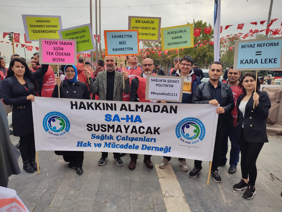 Ek ödeme yönetmeliğiyle birlikte sağlık emekçileri bir kez daha göz ardı edilmiştir. Hakkaniyetten uzak, iş barışını bozan bu sistem; 
Eşitlik ilkesine aykırı, 
Adaletsiz ve Ayrıştırıcıdır.
İvedilikle değiştirilmelidir. 
#HakYeriniBulsun